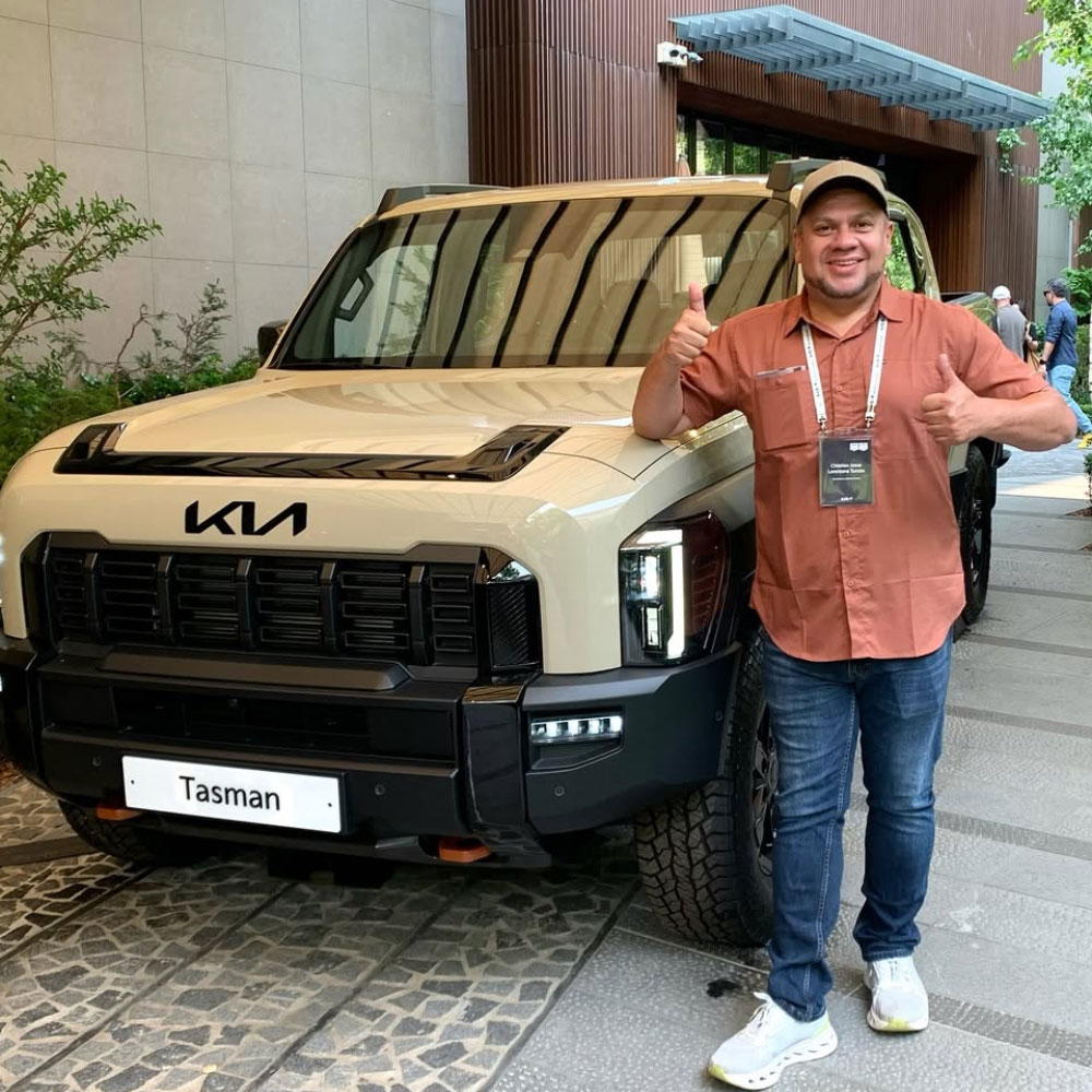 Chirtian Lorenzana conduciendo el Kia Tasman - Test Drive en Korea