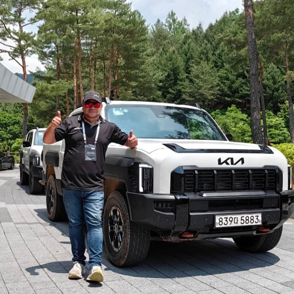 Chirtian Lorenzana conduciendo el Kia Tasman - Test Drive en Korea
